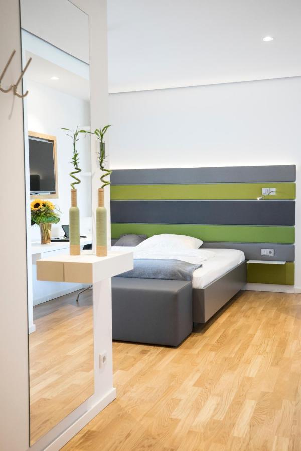 הרצוגנאוראך Seven Hotel + Boardinghouse מראה חיצוני תמונה